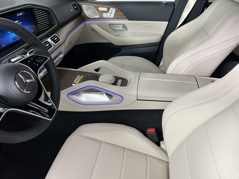 New 2025 Mercedes-Benz GLS 450 4MATIC image 4