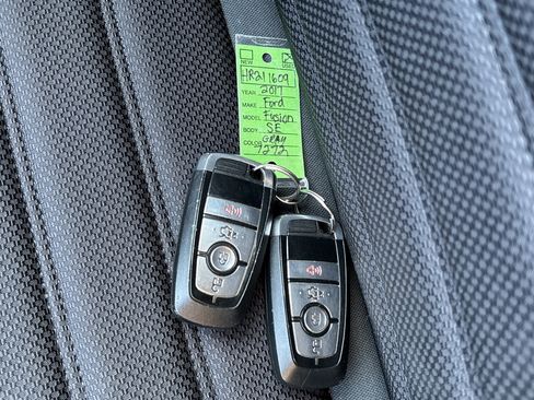 Used 2017 Ford Fusion SE image 20