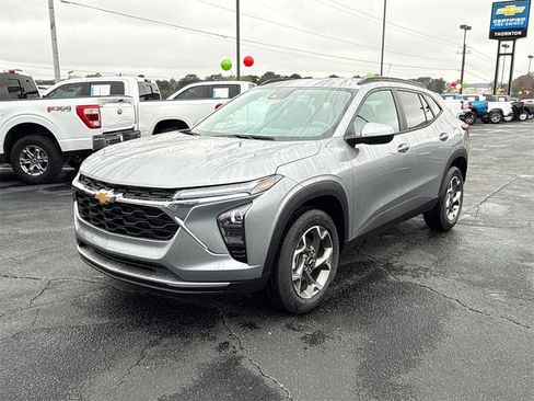 New 2026 Chevrolet Trax LT w/ Driver Confidence Package image 2