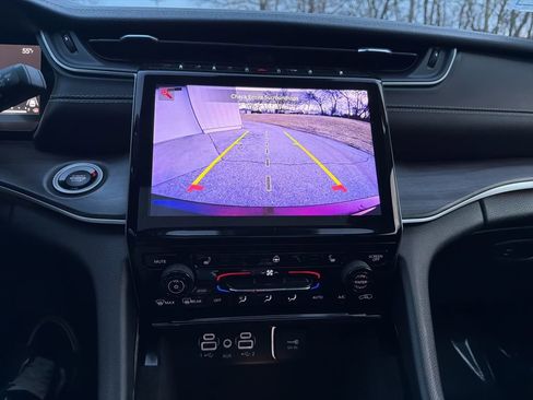 Used 2022 Jeep Grand Cherokee Limited image 18