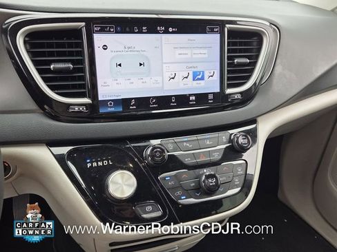Used 2023 Chrysler Pacifica Touring-L FWD image 21