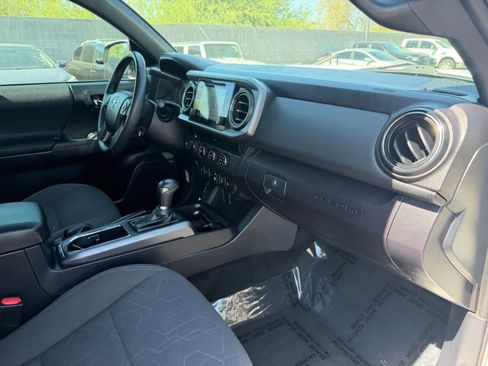 Used 2018 Toyota Tacoma TRD Off-Road w/ Technology Package AWD/4WD image 11
