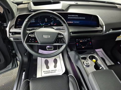 New 2026 Cadillac Vistiq Platinum w/ LPO, Floor Liner Package image 2