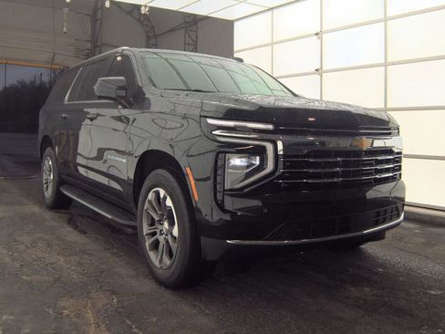 Used 2025 Chevrolet Suburban LT image 3