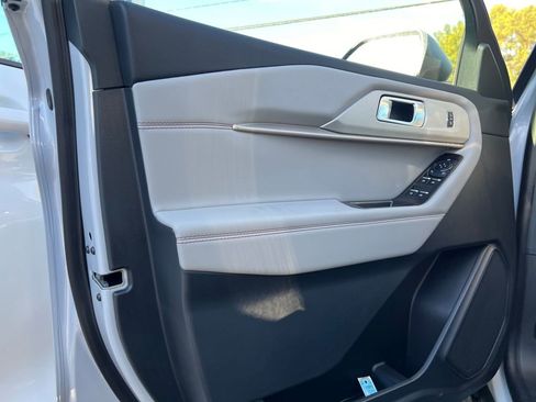 New 2026 Ford Explorer Active w/ Active Comfort Package image 8