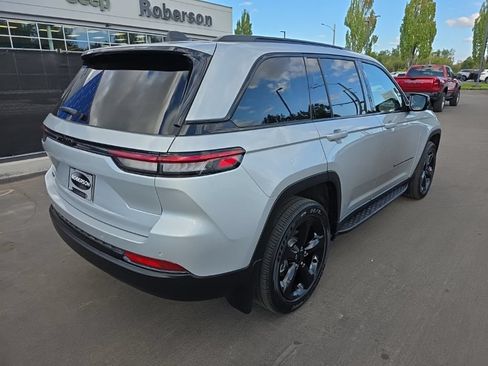 Used 2024 Jeep Grand Cherokee Altitude AWD/4WD image 5