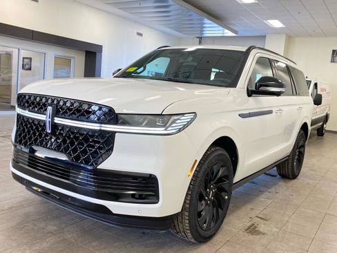 New 2026 Lincoln Navigator Reserve w/ Jet Appearance Package image 4