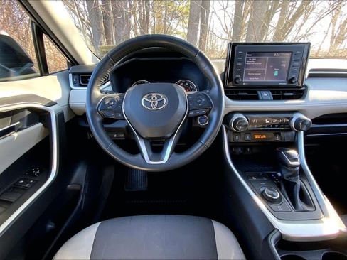 Used 2021 Toyota RAV4 XLE w/ Convenience Package AWD/4WD image 6
