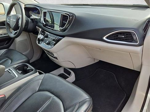 Used 2022 Chrysler Pacifica Touring-L FWD image 19
