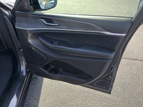 Used 2025 Jeep Grand Cherokee L Limited image 35