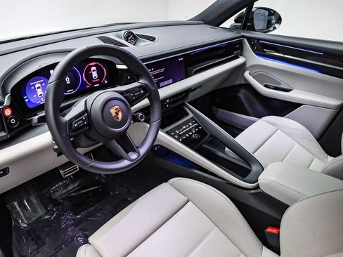 Certified 2025 Porsche Macan 4S Electric AWD/4WD image 4