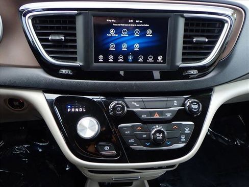 Used 2019 Chrysler Pacifica L image 16