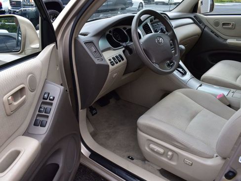 Used 2005 Toyota Highlander 4WD V6 w/ 3rd Row image 15