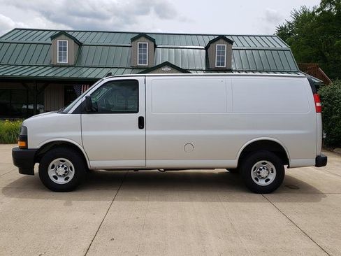 Used 2018 Chevrolet Express 2500 w/ Driver Convenience Package RWD image 2