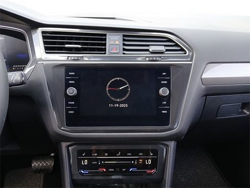 Used 2024 Volkswagen Tiguan SE w/ Panoramic Sunroof Package image 23