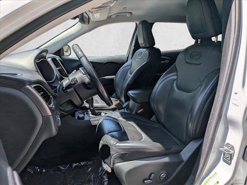 Used 2019 Jeep Cherokee Overland w/ Technology Group AWD/4WD image 16