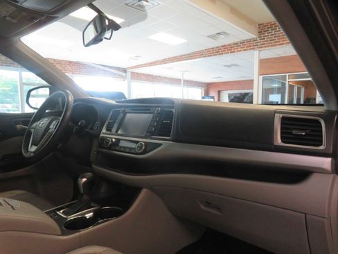 Used 2016 Toyota Highlander XLE FWD image 34