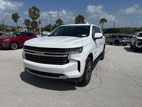 Used 2023 Chevrolet Suburban LT w/ Luxury Package image 5