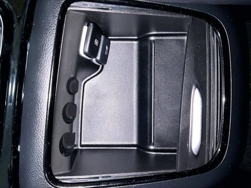 Used 2025 Chrysler Pacifica Limited FWD image 41