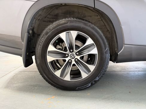 Used 2022 Toyota Highlander XLE AWD/4WD image 10