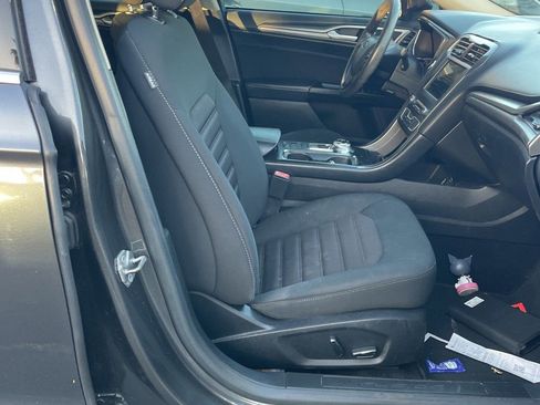 Used 2017 Ford Fusion SE w/ Fusion SE Technology Package image 22