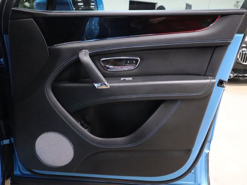Used 2019 Bentley Bentayga image 25