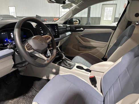 Certified 2025 Volkswagen Jetta SE image 16