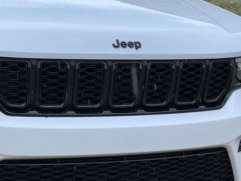 Used 2024 Jeep Grand Cherokee Limited w/ Black Appearance Package AWD/4WD image 41
