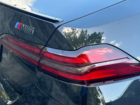 Used 2025 BMW M5 w/ Executive Package image 7