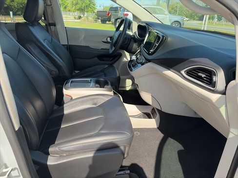 Used 2024 Chrysler Pacifica Touring-L FWD image 14