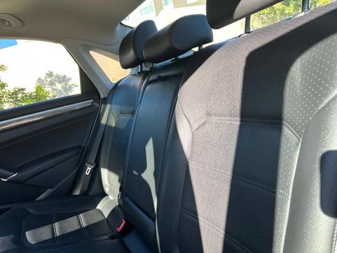 Used 2018 Volkswagen Passat 2.0T SE w/ SE Lighting Package image 31