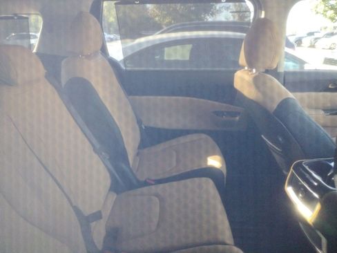 Used 2024 Kia Carnival EX image 5