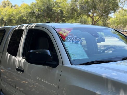 Used 2022 Toyota Tacoma SR image 31