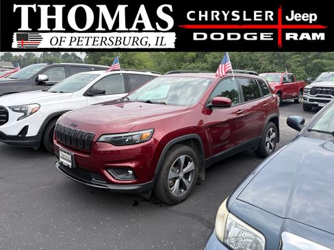 Used 2019 Jeep Cherokee Latitude Plus AWD/4WD image 3