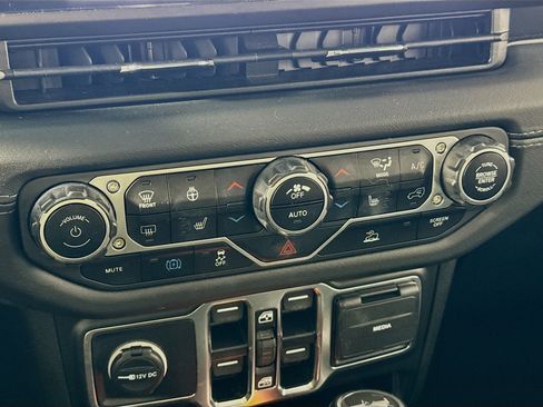 Used 2024 Jeep Wrangler Unlimited Sahara image 18