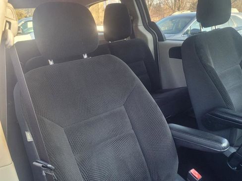 Used 2018 Dodge Grand Caravan SE w/ UConnect Hands-Free Group image 22