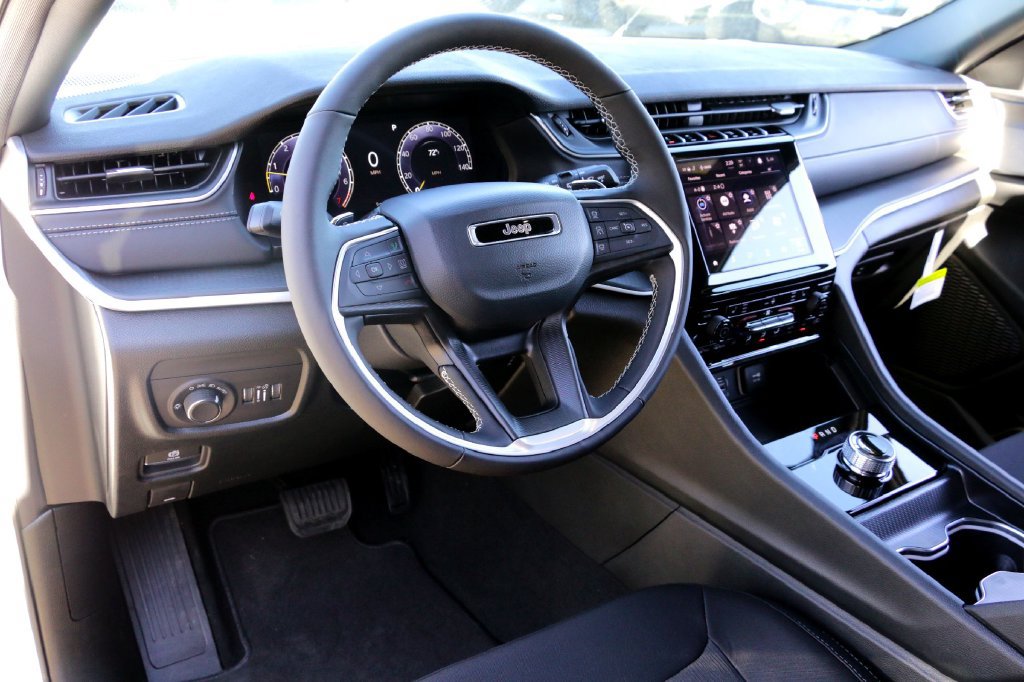 New 2025 Jeep Grand Cherokee Laredo w/ Luxury Tech Group I RWD image 8