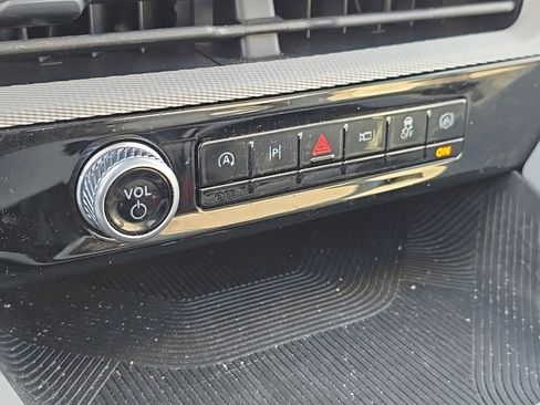 Used 2025 Ford Explorer Active w/ Active Comfort Package image 34