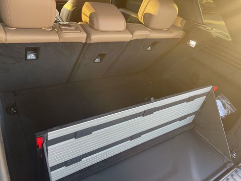 Used 2025 Land Rover Range Rover Sport SE image 31