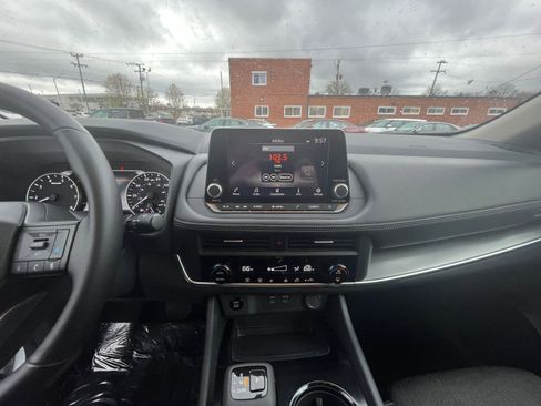 Used 2025 Nissan Rogue SV image 17