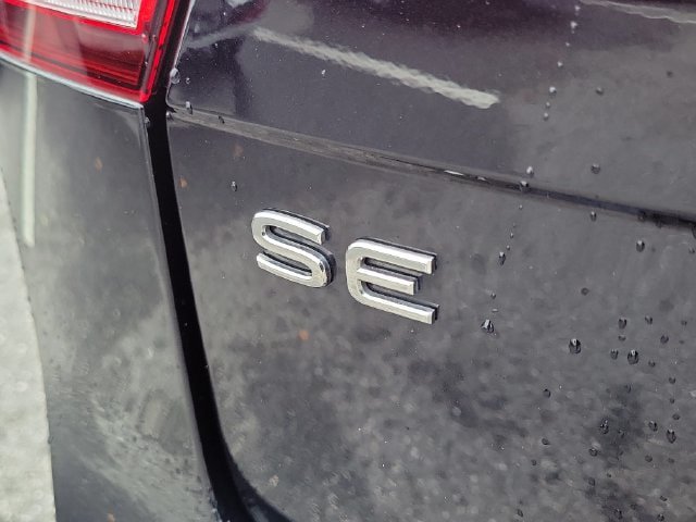 Used 2024 Volkswagen Tiguan SE w/ Panoramic Sunroof Package FWD image 6