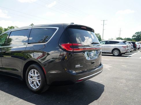 Used 2023 Chrysler Pacifica Touring-L FWD image 20