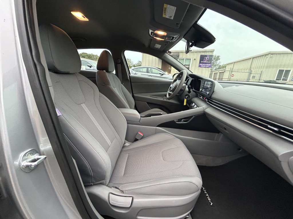 Used 2021 Hyundai Elantra SE FWD image 11