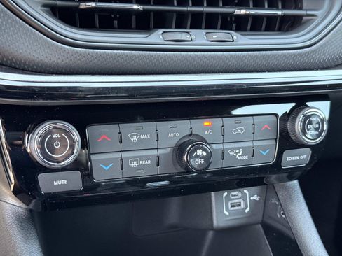 New 2026 Jeep Compass Latitude AWD/4WD image 15