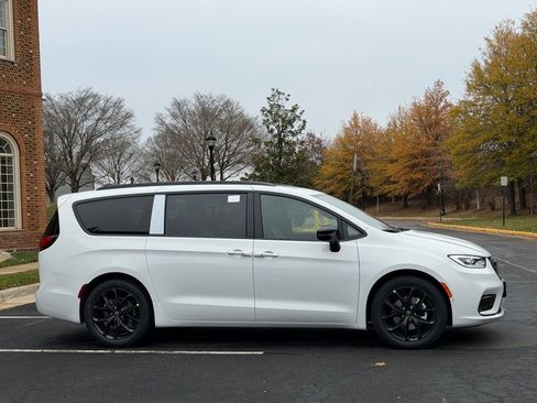 New 2026 Chrysler Pacifica Limited w/ Uconnect Theater Family Group image 5