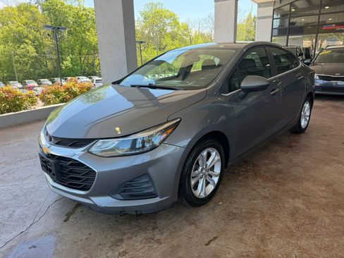 Used 2019 Chevrolet Cruze LT w/ Convenience Package FWD image 3