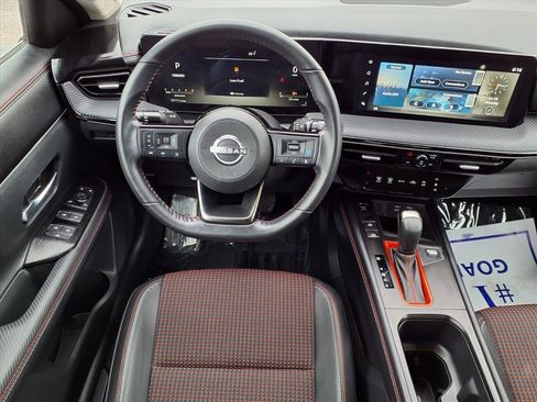 Used 2025 Nissan Kicks SR w/ Illumination Package image 3