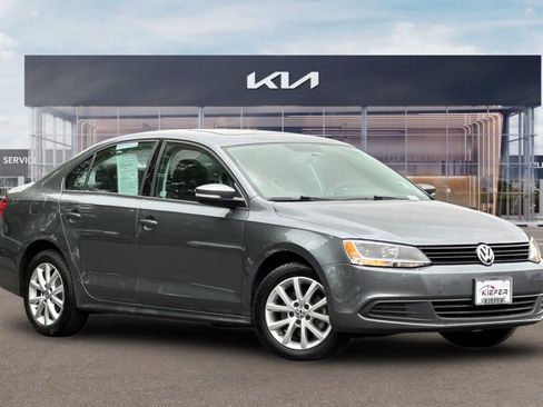 Used 2011 Volkswagen Jetta SE FWD image 2
