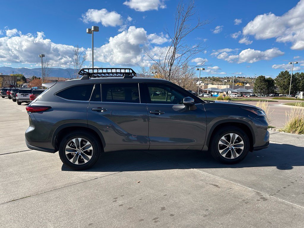Used 2022 Toyota Highlander XLE FWD image 9