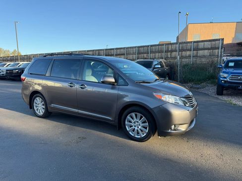 Used 2017 Toyota Sienna XLE Premium w/ Protection Package image 12